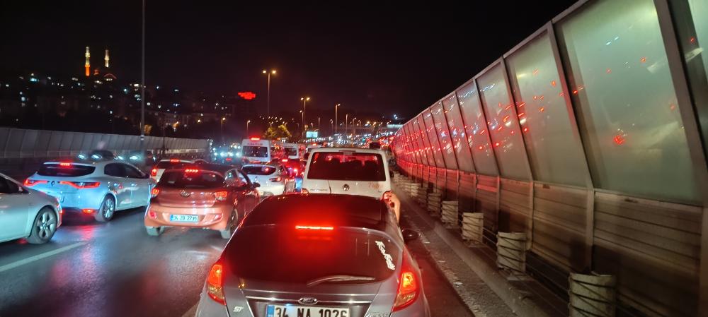 E-5 KARAYOLU'NDA YAN YOL ÇALIŞMASI TRAFİĞİ FELÇ ETTİ