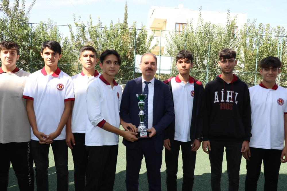 Tosun , Adıyaman Anadolu İmam Hatip Lisesi tarafından düzenlenen  ödül törenine katıldı