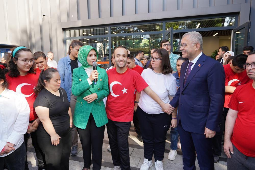 Aile ve Sosyal Hizmetler Bakanı, Üsküdar'da Engelsiz Yaşam Merkezini Ziyaret Etti.