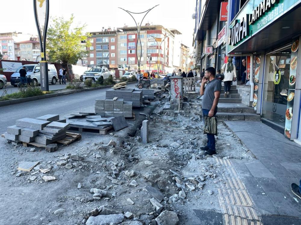 KENT MERKEZİNDE KALDIRIM DÜZENLEME ÇALIŞMALARI TARTIŞMA YARATIYOR