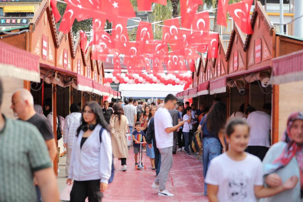 BANDIRMA'DA 5. KİTAP GÜNLERİ, CUMHURİYET'İN 100. YILINA YAKIŞIR BİR ŞÖLENLE TAMAMLANDI