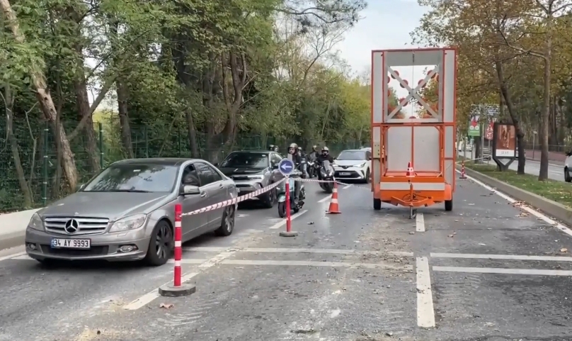 Su borusu patladı. Trafik kilitlendi.