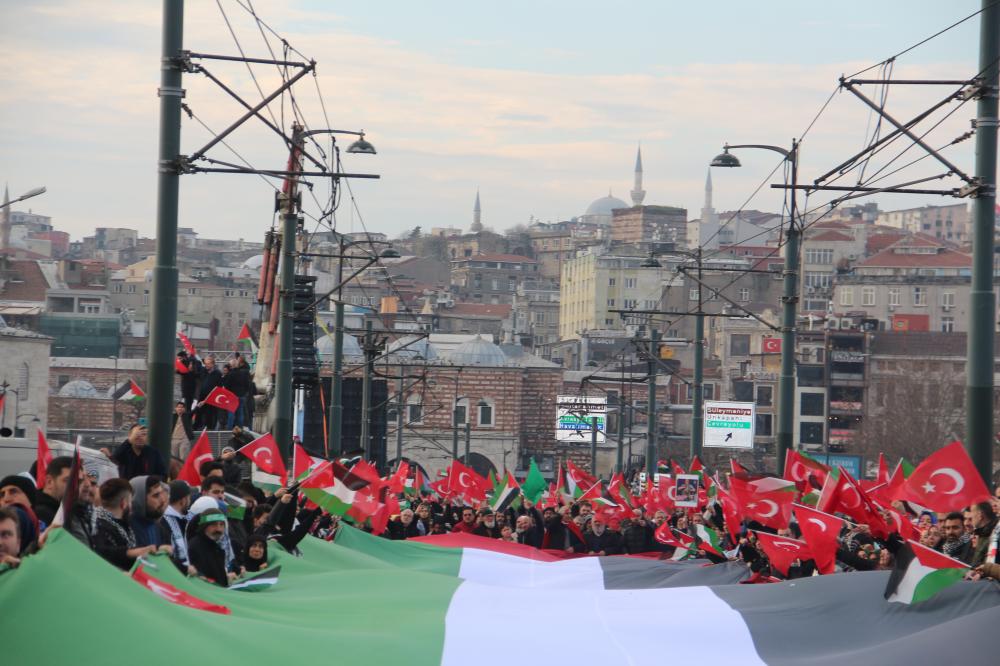 İSTANBUL'DA YENİ YILIN İLK GÜNÜNDE TARİHİ YÜRÜYÜŞ