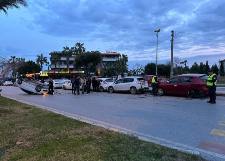 ANTALYA'DA PARK HALİNDEKİ 3 ARACA ÇARPTIKTAN SONRA TAKLA ATAN OTOMOBİL SÜRÜCÜSÜ OLAY YERİNDEN KAÇTI.