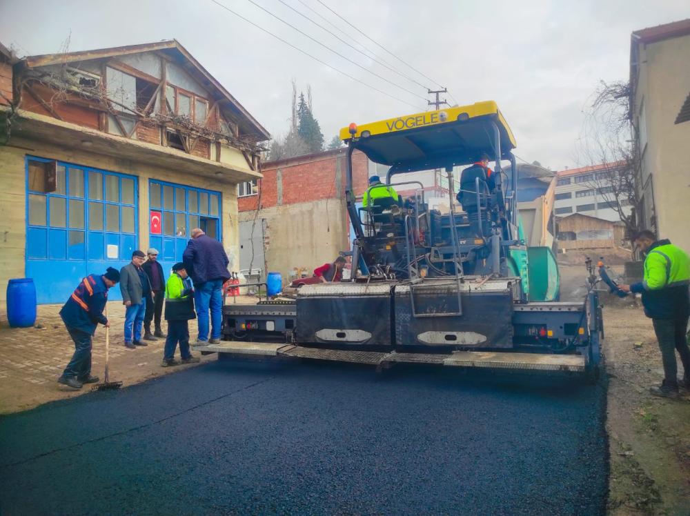 Nallıhan Sanayisinde Ara Yollara Asfalt  Serim Çalışmaları Devam Ediyor