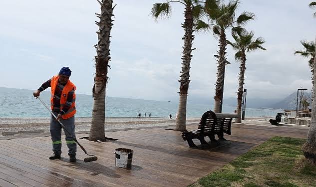 KONYAALTI SAHİLİ’NDE YOĞUN ÇALIŞMA