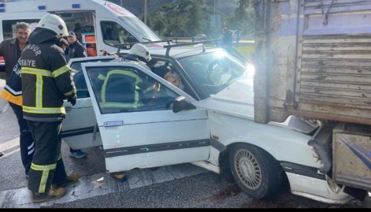 KIRMIZI IŞIKTA DURAN KAMYONETE OTOMOBİL ÇARPTI