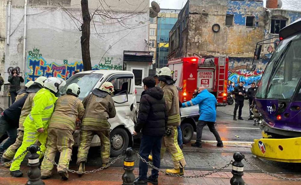 BEYOĞLU'DA TRANVAY KAZASI