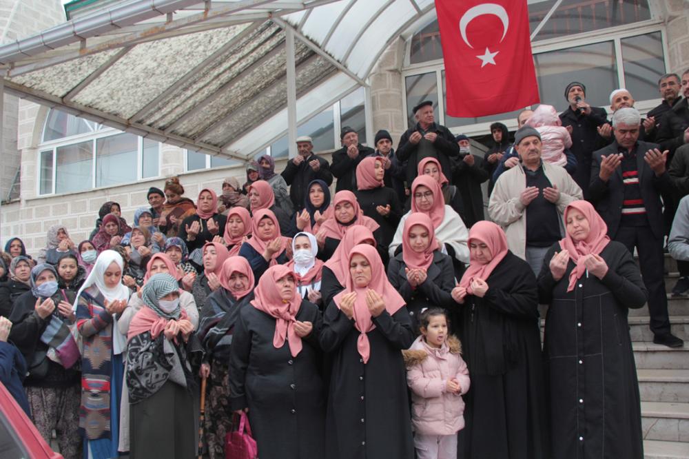 BEYPAZARI İLÇESİNDE UMRE’YE GİDENLER BU GÜN İKİNDİ NAMAZININ ARDINDAN FATİH CAMİ ÖNÜNDE UĞURLANDI.