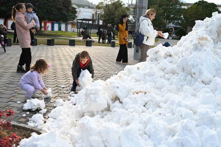 Antalya’ya çocuklar için yaylalardan kamyonlarla kar getirildi