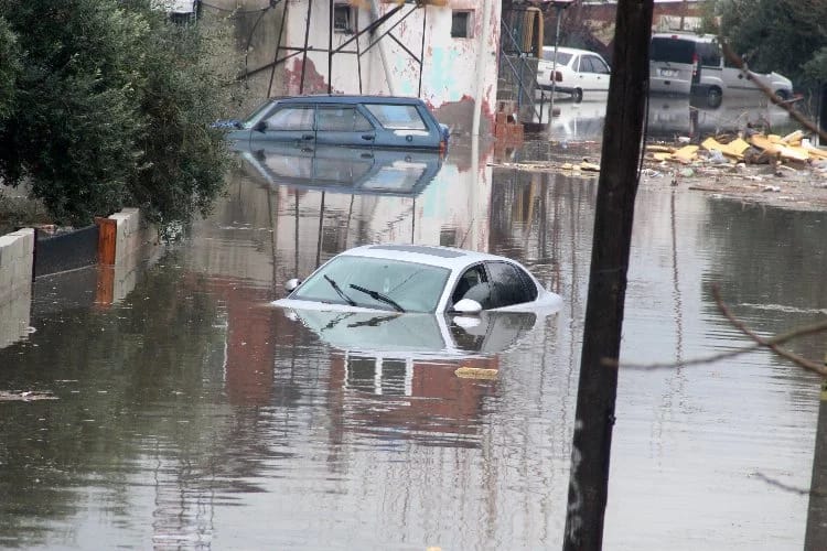 Antalya'da Kuvvetli Yağış ve Sel Sebebiyle Hayat Durdu