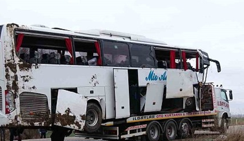 YOZGAT'TA YOLCU OTOBÜSÜ DEVRİLDİ: 1 ÖLÜ, 3'Ü AĞIR 18 YARALI