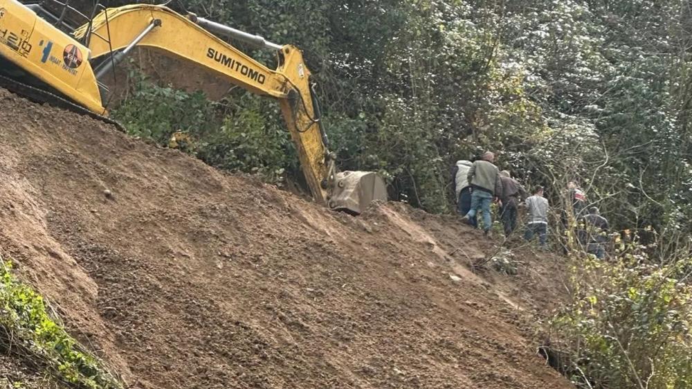 TRABZON'DA GÖÇÜK: TOPRAK ALTINDA KALAN 3 İŞÇİ HAYATINI KAYBETTİ.