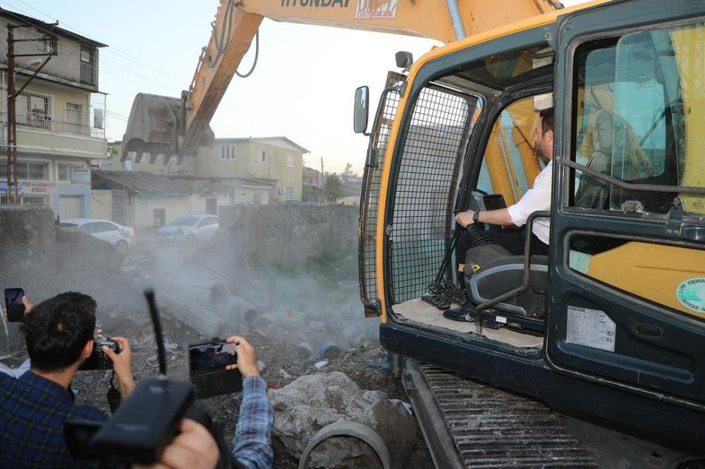 Başkan Kadir Aydar; Kepçe Operatörü oldu ilk icraatının kepçesini vurdu