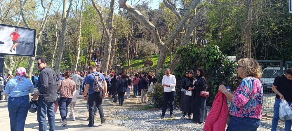 RAMAZAN BAYRAMI'NDA EMİRGAN'IN CADDE VE YOLLARI LALELER İÇİN DOLUP TAŞTI.