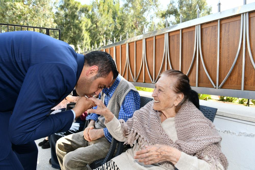 ONUR EMRAH YILDIZ'DAN HUZUREVLERİNE GÜLÜMSETEN ZİYARETLER