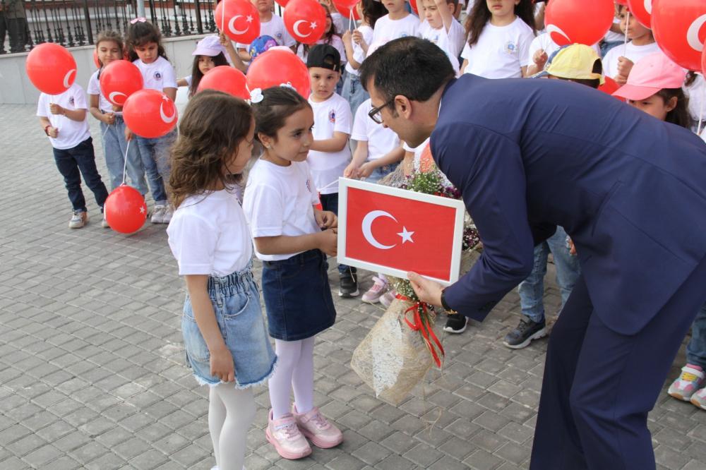 HALİDE EDİP ADIVAR ANA OKULU ÖĞRENCİLERİNDEN BAYRAK YÜRÜYÜŞÜ