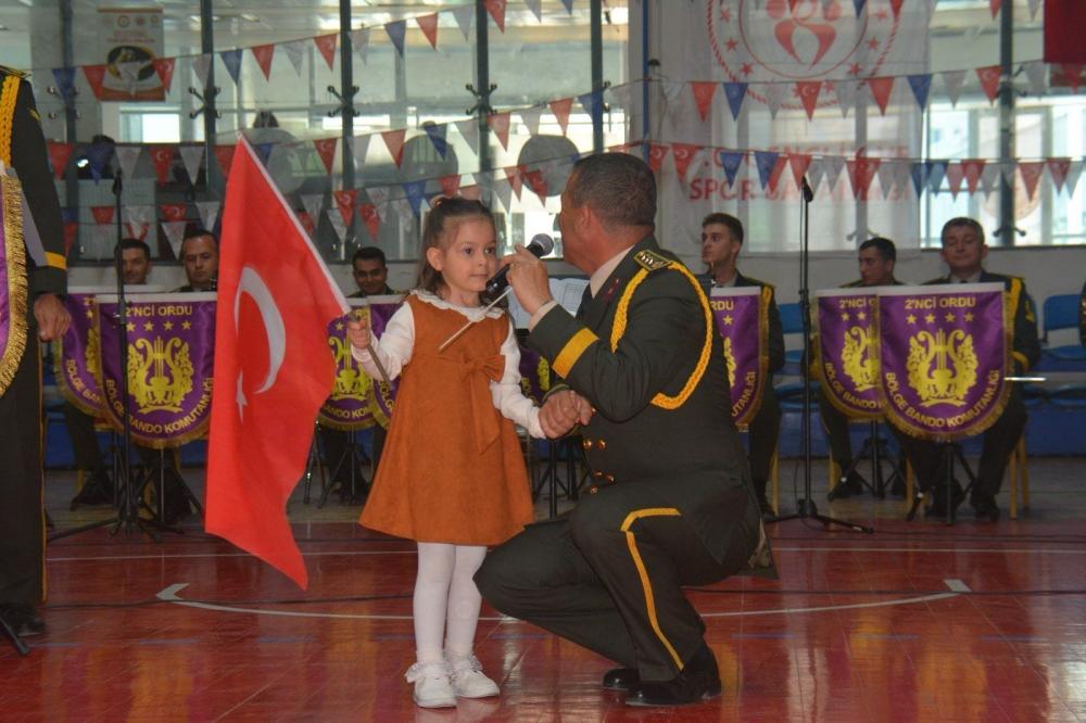 ASKERİ BANDO, HAKKARİ'DE KONSER VERDİ