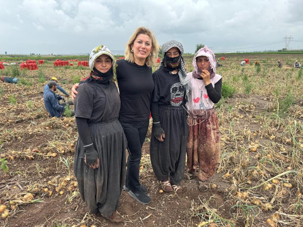 CHP Osmaniye Milletvekili ve TBMM Katip üyesi Dr. Asu Kaya, Osmaniye’de, soğan tarlasında, mevsimlik tarım işçilerini ziyaret etti  