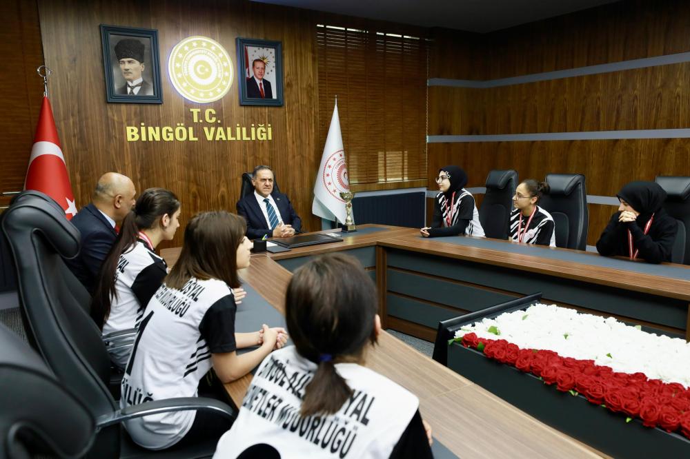 Bingöl Valisi Usta, Türkiye Şampiyonu Bingöl Kız Voleybol Takımı’nı Ağırladı
