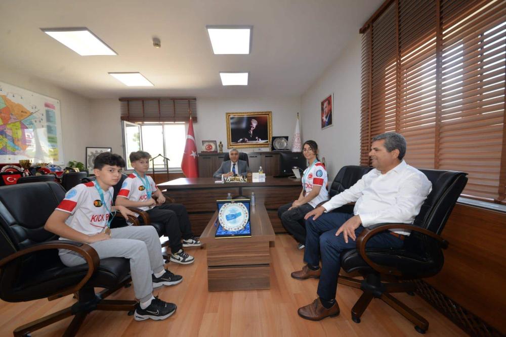 Osmaniye Kick Box Şampiyonları Aydın Albak'ı Ziyaret Etti