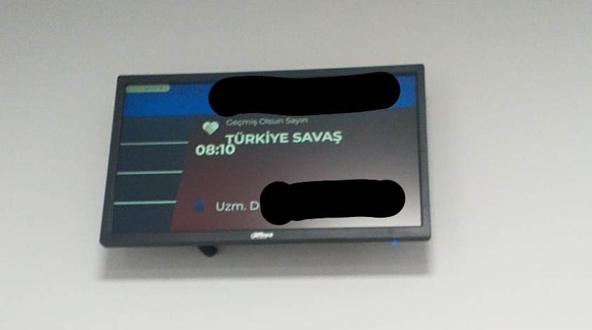 OSMANİYE DEVLET HASTANESİ SIRA TAKİP EKRANINDA TÜRKİYE SAVAŞ İSMİ ŞAŞKINLIK YARATTI