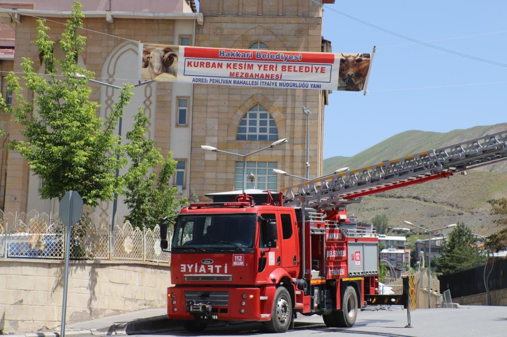 Hakkari zabıtası pankart astı