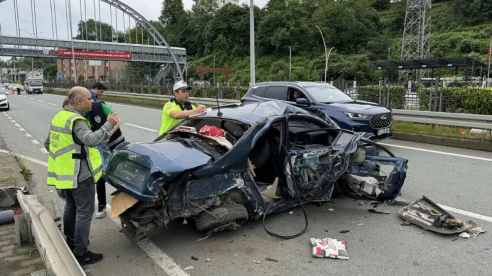 İyidere’de Otomobil Bariyerlere Çarptı: 3 Ölü, 2 Yaralı