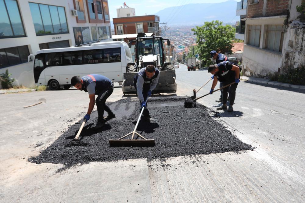 BAYRAKLI'DA YOLLAR YENİLENİYOR