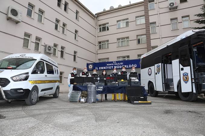 KONYA POLİSİN'DEN ÖRNEK DAVRANIŞ, YERE DÜŞEN BAYRAĞI HIZLA KALDIRDI