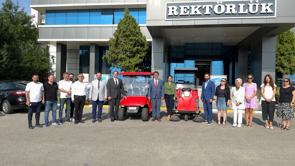 ÇOMÜ’den Sürdürülebilir Geleceğe Adım: Yeni Elektrikli Araçlar Tanıtıldı