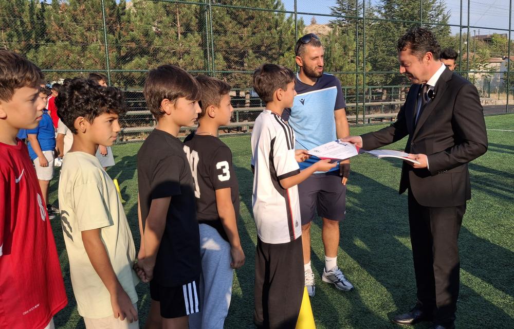 BEYPAZARI BELEDİYESİ YAZ FUTBOL KURSU'NDA SERTİFİKA TÖRENİ DÜZENLENDİ: GENÇ SPORCULARA ÖDÜLLER VERİLDİ