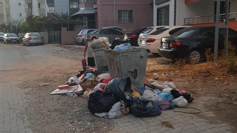 HATAY DEFNE’DE TOPLANMAYAN ÇÖPLER VATANDAŞLARI İSYAN ETTİRDİ