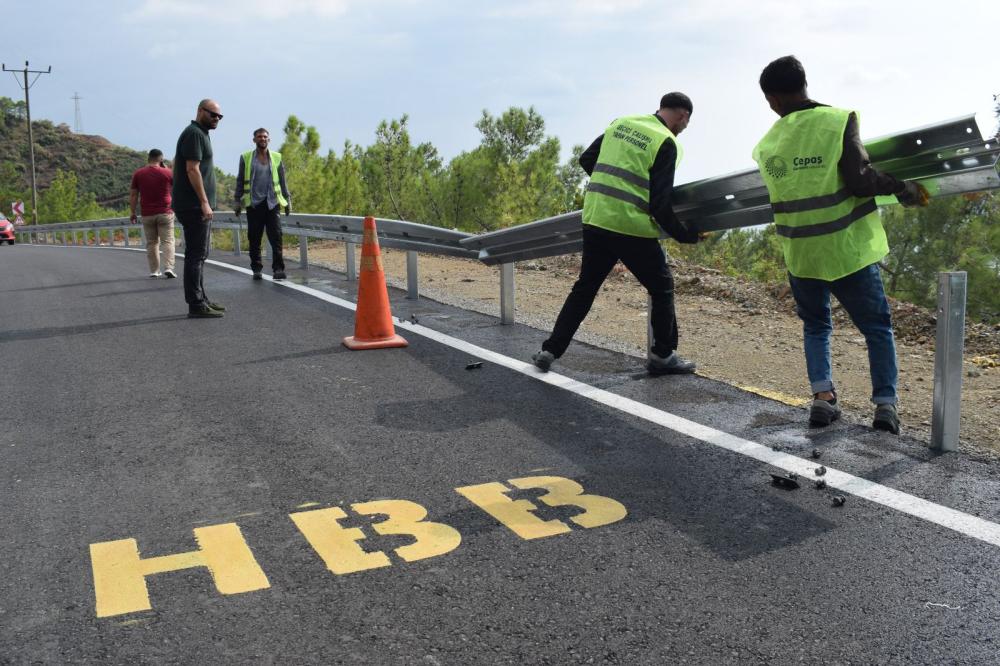 HATAY’DA KALE-IŞIKLI YOLUNDA BARİYER YAPIMINA BAŞLANDI