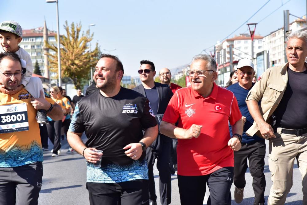 KAYSERİ’DE 4. ULUSLARARASI YARI MARATON: HALK KOŞUSU’NDA HEDİYE YAĞMURU