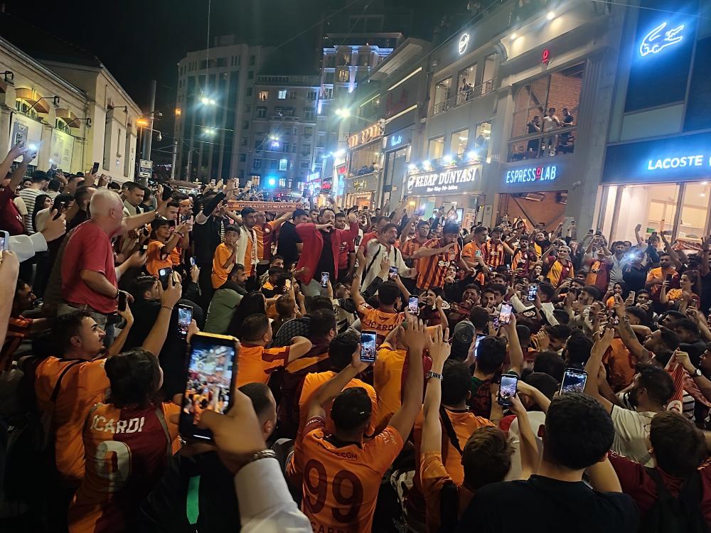 Galatasaray’ın Fenerbahçe Zaferi Taksim’de Coşkuyla Kutlandı