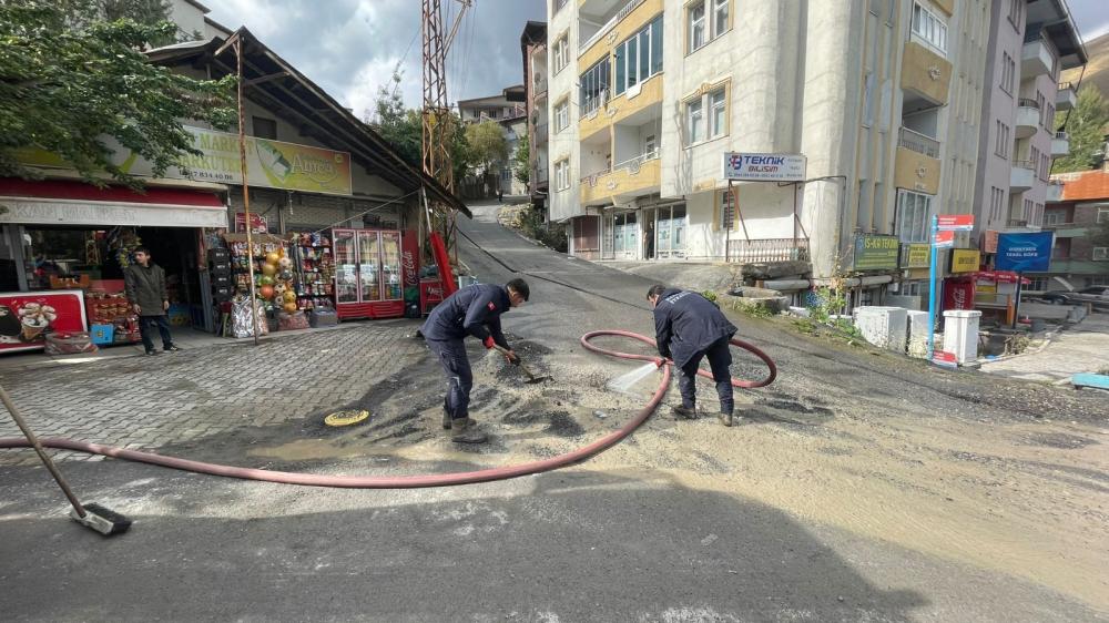 HAKKARİ’DE SEL SONRASI TEMİZLİK SEFERBERLİĞİ