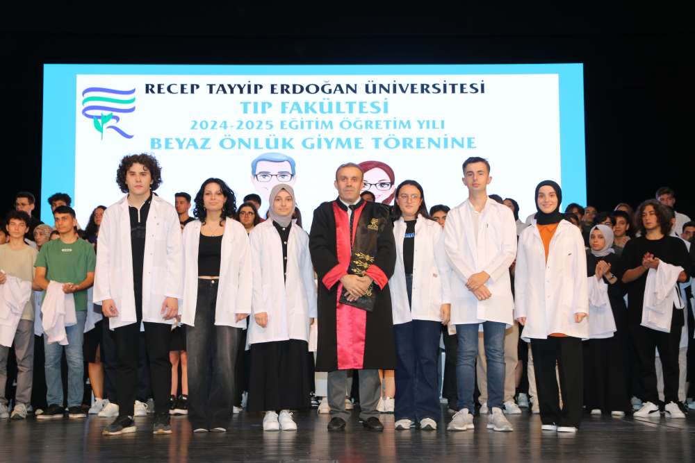 RECEP TAYYİP ERDOĞAN ÜNİVERSİTESİ TIP FAKÜLTESİ'NDE 2024-2025 BEYAZ ÖNLÜK TÖRENİ