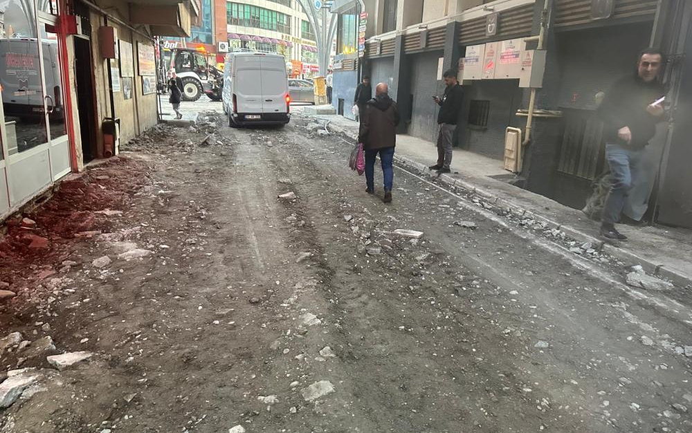 HAKKARİ'NİN YILLARDIR EL SÜRÜLMEYEN SOKAKLARINA BELEDİYE HİZMETİ BAŞLADI