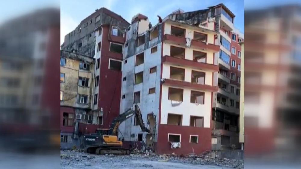 Rize’de Şaşkınlık Yaratan Yıkım: İş Makinesi Çalışırken İşçiler Üst Katta Kaldı