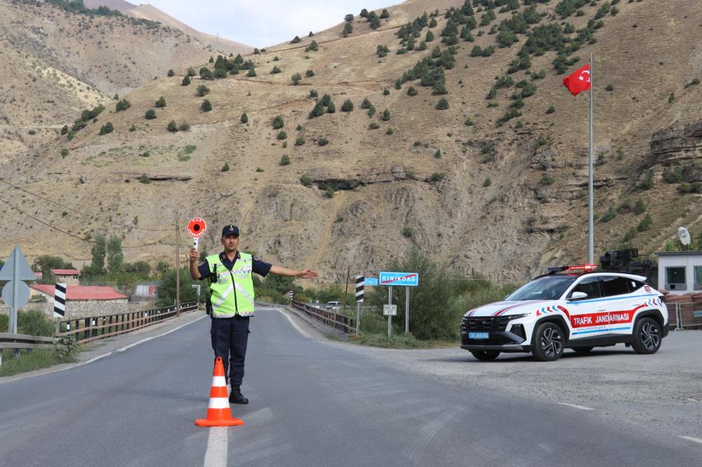 Hakkâri’de Trafik Jandarma Ekipleri Denetimlere Devam Ediyor