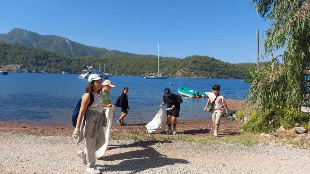 Marmaris Orhaniye’de Öğrencilerden ve Turizmcilerden Kıyı Temizliği