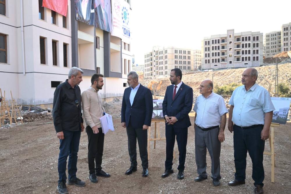 Hatay Büyükşehir Belediye Başkanı Öntürk, Yayladağı’nda İnşaat Halindeki Deprem Konutlarını Gezdi