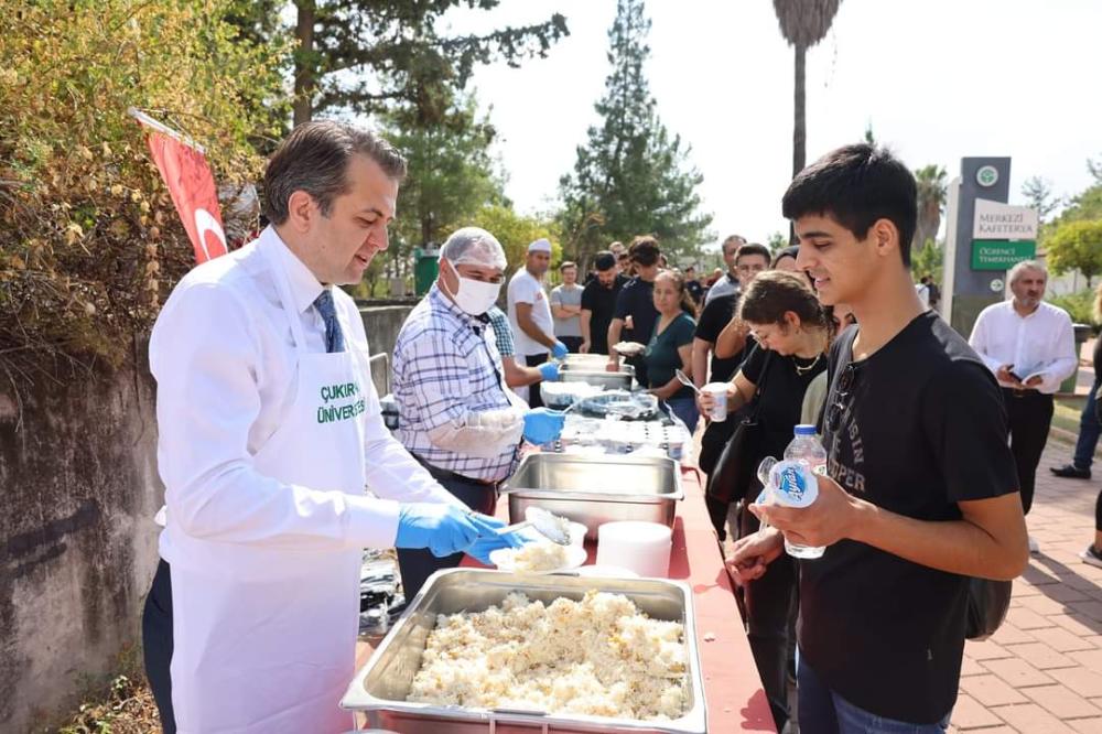 Çukurova Üniversitesi Rektöründen Öğrencilere Sürpriz Yemek İkramı