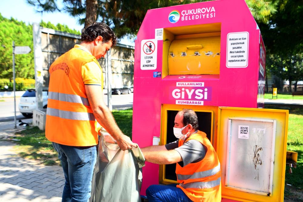 ÇUKUROVA BELEDİYESİ, GİYSİ KUMBARALARIYLA İHTİYAÇ SAHİPLERİNE YARDIM ULAŞTIRIYOR