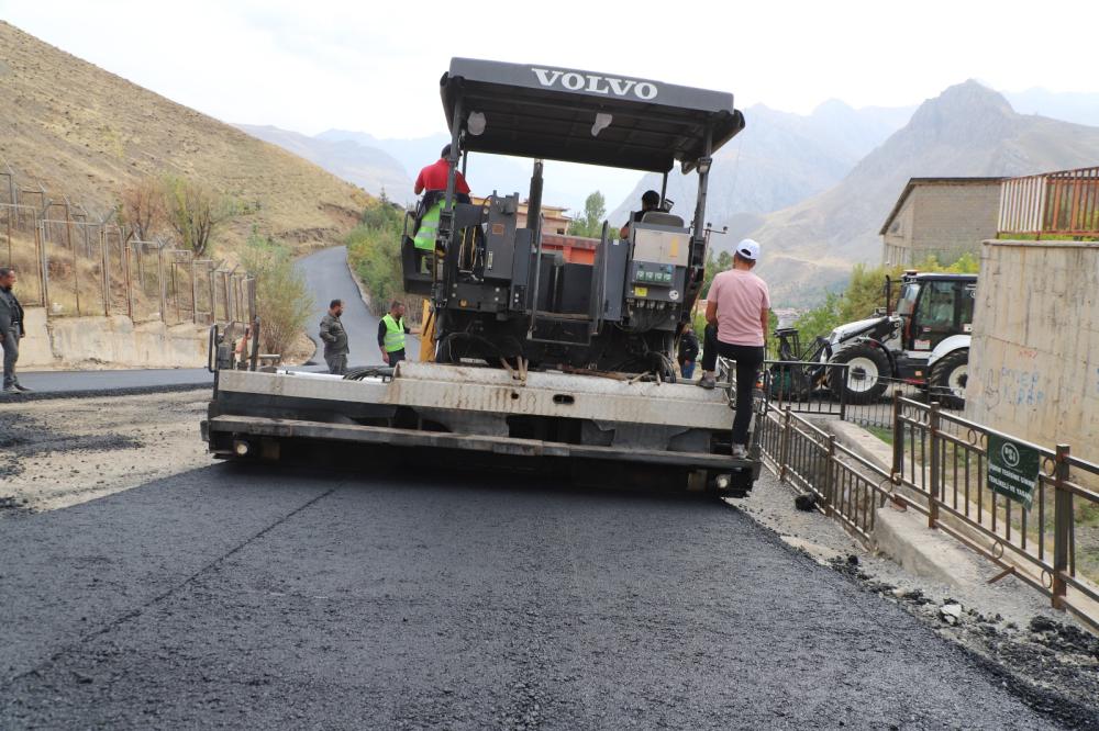 HAKKARİ KEKLİKPINAR MAHALLESİ ASFALTLA BULUŞUYOR