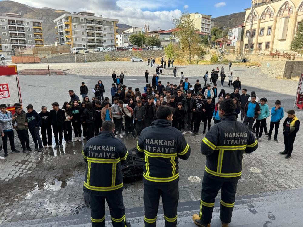 Hakkari Mesleki Teknik Lisesi'nde İtfaiye Ekiplerinden Eğitici Yangın Tatbikatı