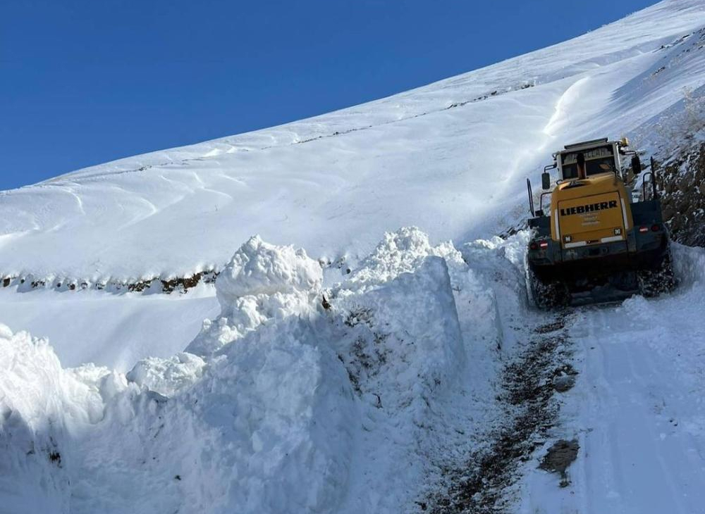 Hakkari'de 1 Metreyi Bulan Kar Yağışı: Yol Açma Çalışmaları Devam Ediyor