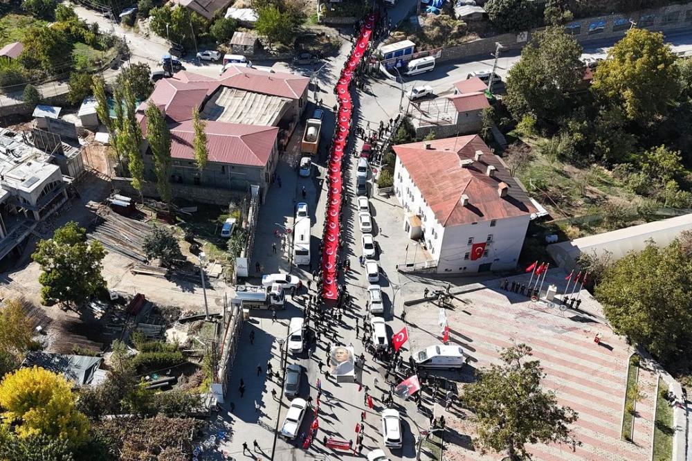 Çukurca'da Cumhuriyet Bayramı Coşkusu: 101 Metrelik Bayrakla Gurur Yürüyüşü