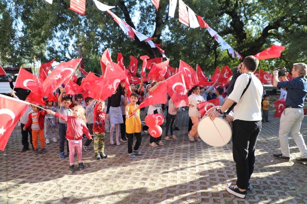 680 Yıllık Tarihi Anıt Ağacın Gölgesinde Cumhuriyet Coşkusu